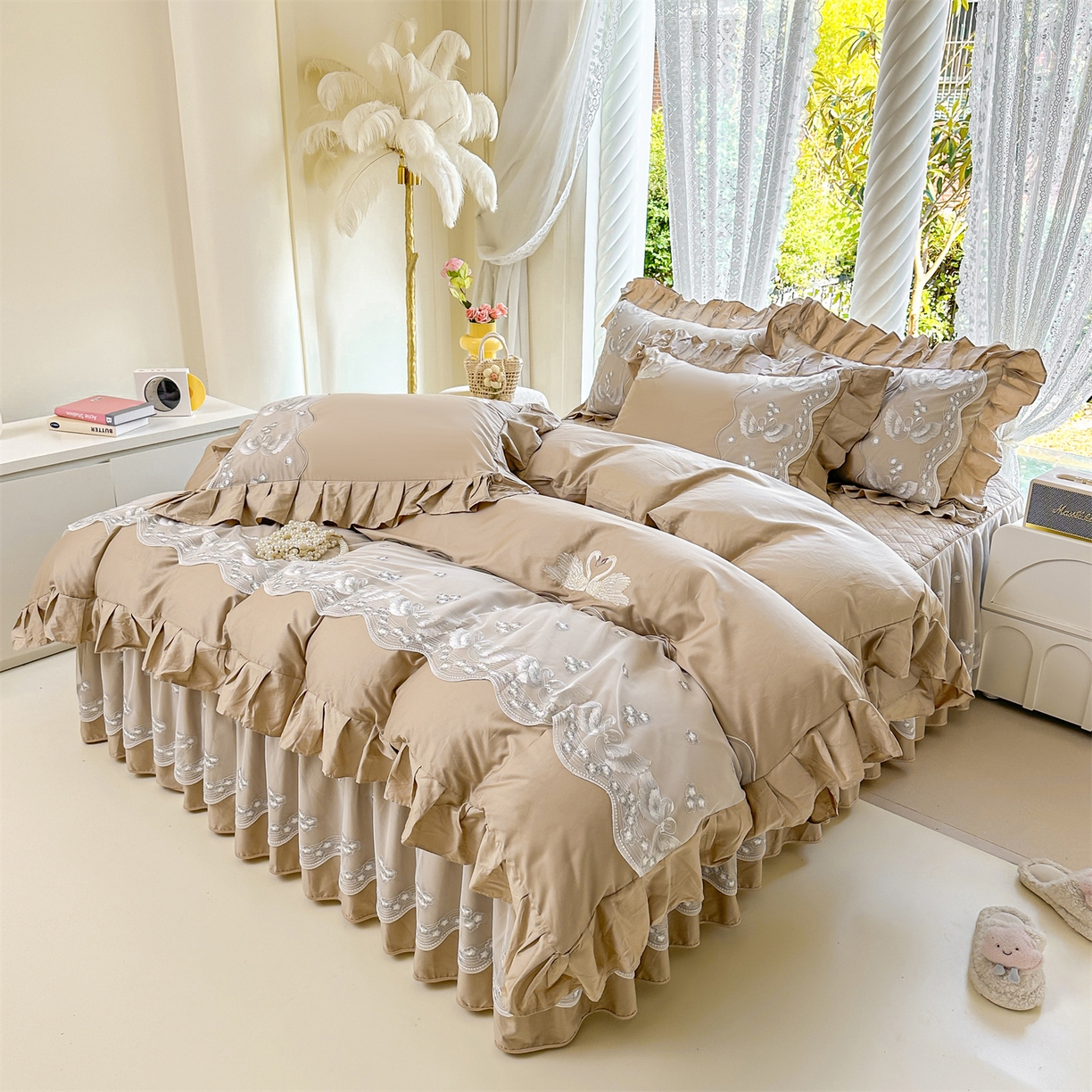 宜凡家纺 2025新款长绒棉绣花夹棉床裙四件套--天鹅之吻系列 天鹅之吻-浅咖