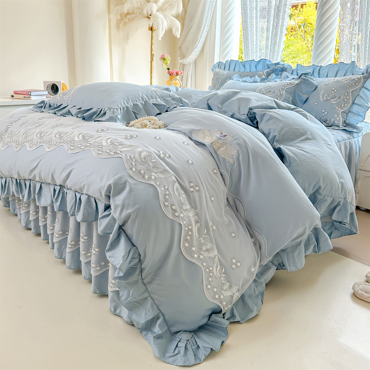 91家纺网 家纺一手货源 找家纺 宜凡家纺 2025新款长绒棉绣花夹棉床裙四件套--天鹅之吻系列 天鹅之吻-蔚蓝