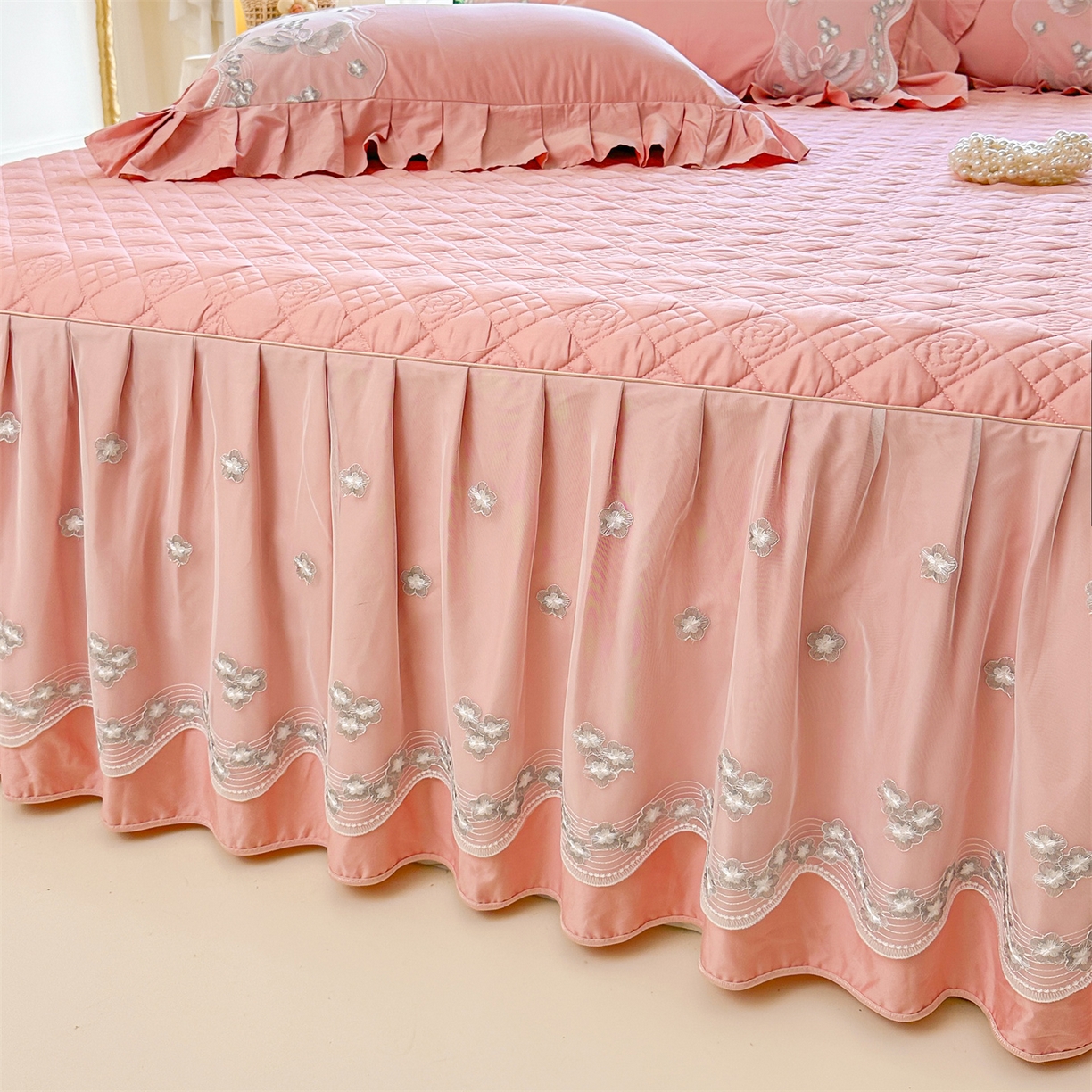 91家纺网 家纺一手货源 找家纺 宜凡家纺 2025新款长绒棉绣花夹棉床裙四件套--天鹅之吻系列 天鹅之吻-蜜粉