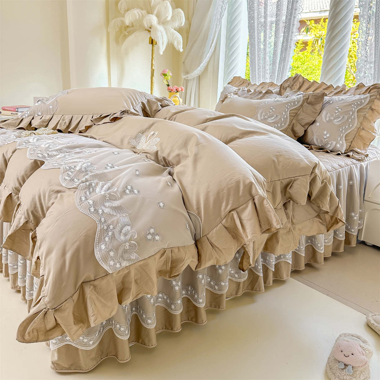 91家纺网 家纺一手货源 找家纺 宜凡家纺 2025新款长绒棉绣花夹棉床裙四件套--天鹅之吻系列 天鹅之吻-浅咖