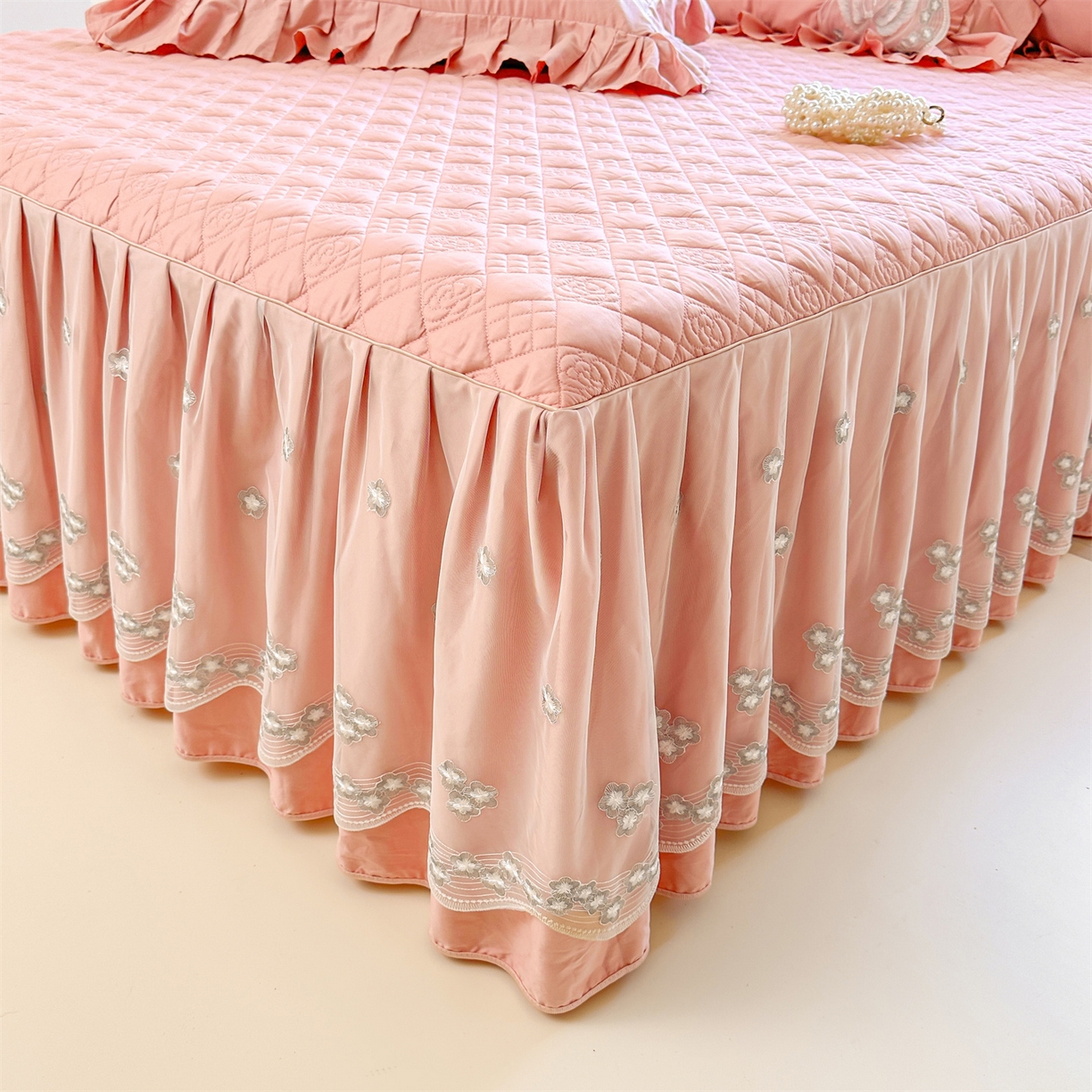 91家纺网 家纺一手货源 找家纺 宜凡家纺 2025新款长绒棉绣花夹棉床裙四件套--天鹅之吻系列 天鹅之吻-蜜粉