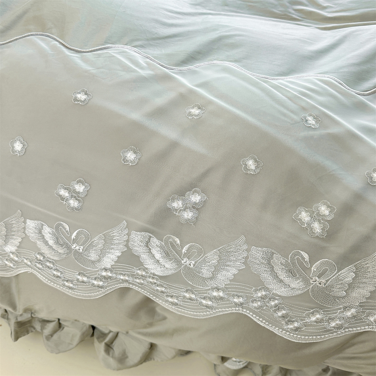 91家纺网 家纺一手货源 找家纺 宜凡家纺 2025新款长绒棉绣花夹棉床裙四件套--天鹅之吻系列 天鹅之吻-梦灰