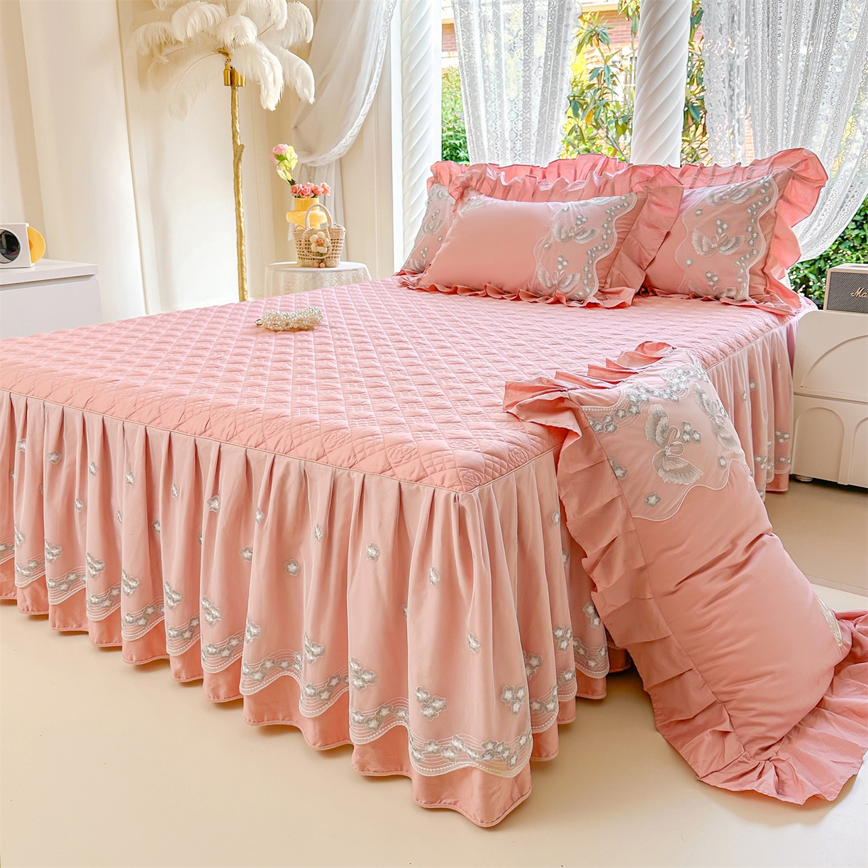 91家纺网 家纺一手货源 找家纺 宜凡家纺 2025新款长绒棉绣花夹棉床裙四件套--天鹅之吻系列 天鹅之吻-蜜粉