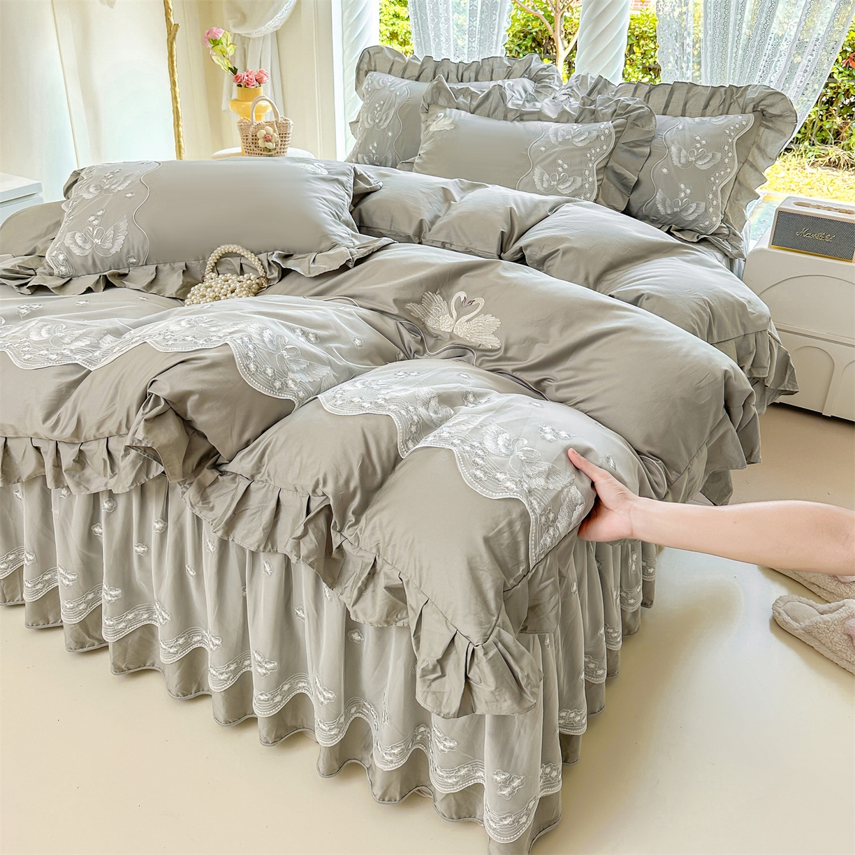 91家纺网 家纺一手货源 找家纺 宜凡家纺 2025新款长绒棉绣花夹棉床裙四件套--天鹅之吻系列 天鹅之吻-梦灰