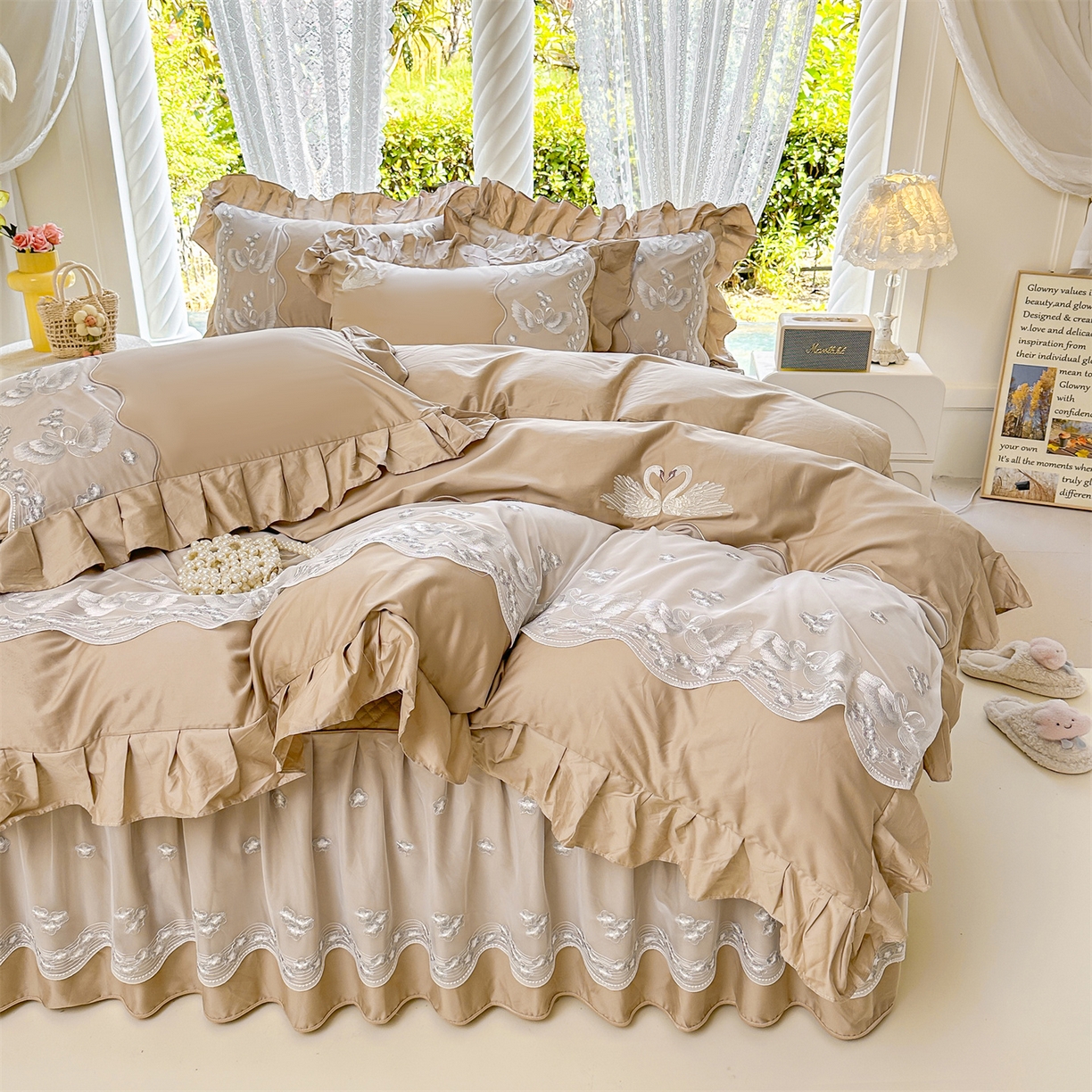 91家纺网 家纺一手货源 找家纺 宜凡家纺 2025新款长绒棉绣花夹棉床裙四件套--天鹅之吻系列 天鹅之吻-浅咖