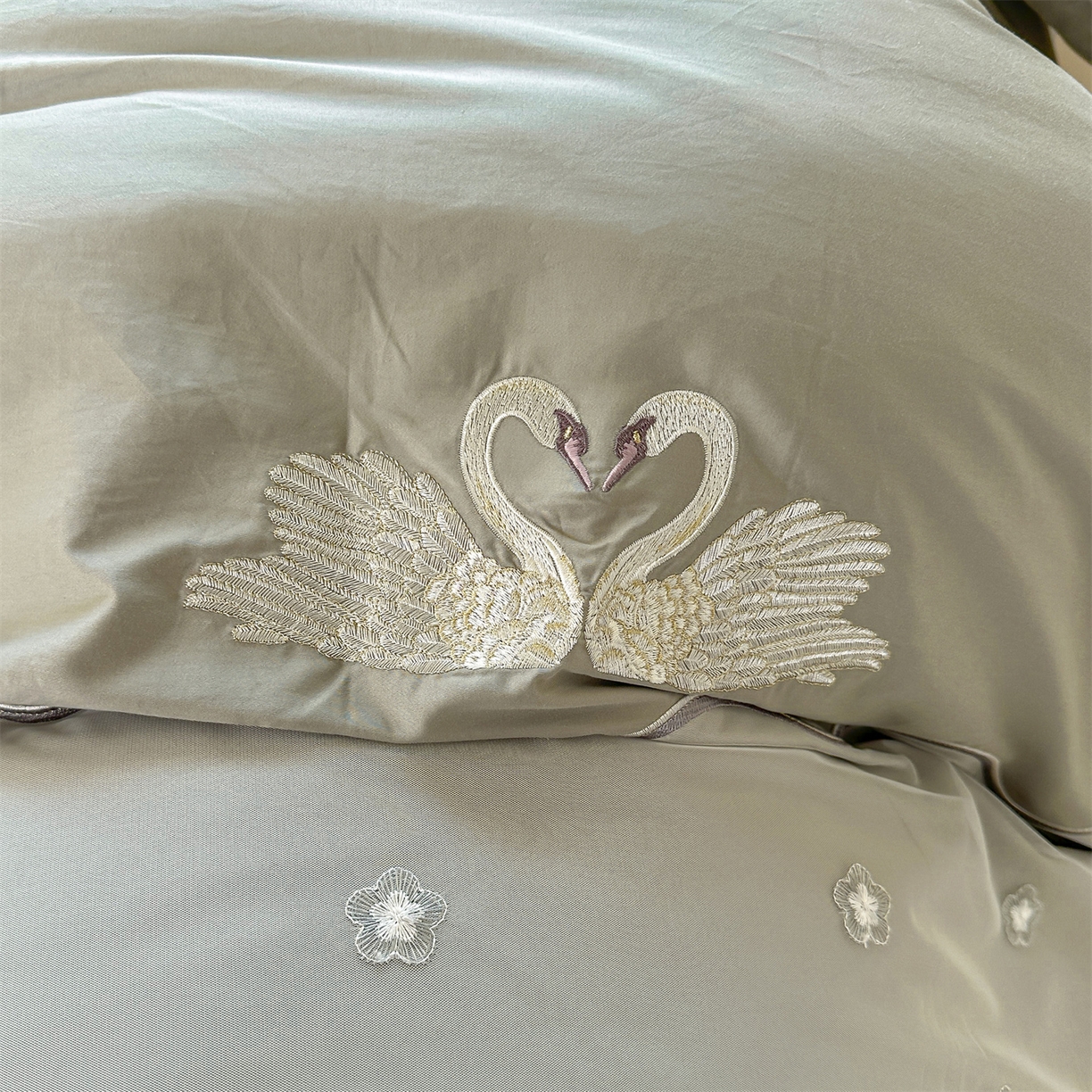 91家纺网 家纺一手货源 找家纺 宜凡家纺 2025新款长绒棉绣花夹棉床裙四件套--天鹅之吻系列 天鹅之吻-梦灰