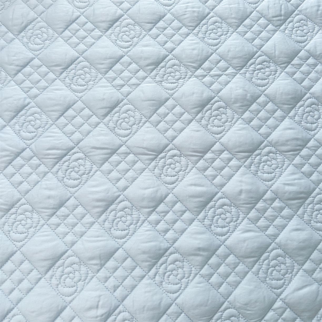 91家纺网 家纺一手货源 找家纺 宜凡家纺 2025新款长绒棉绣花夹棉床裙四件套--天鹅之吻系列 天鹅之吻-蔚蓝