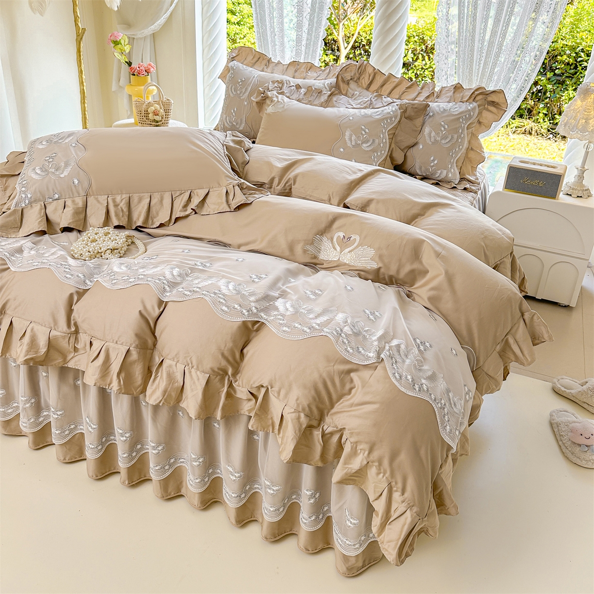 91家纺网 家纺一手货源 找家纺 宜凡家纺 2025新款长绒棉绣花夹棉床裙四件套--天鹅之吻系列 天鹅之吻-浅咖