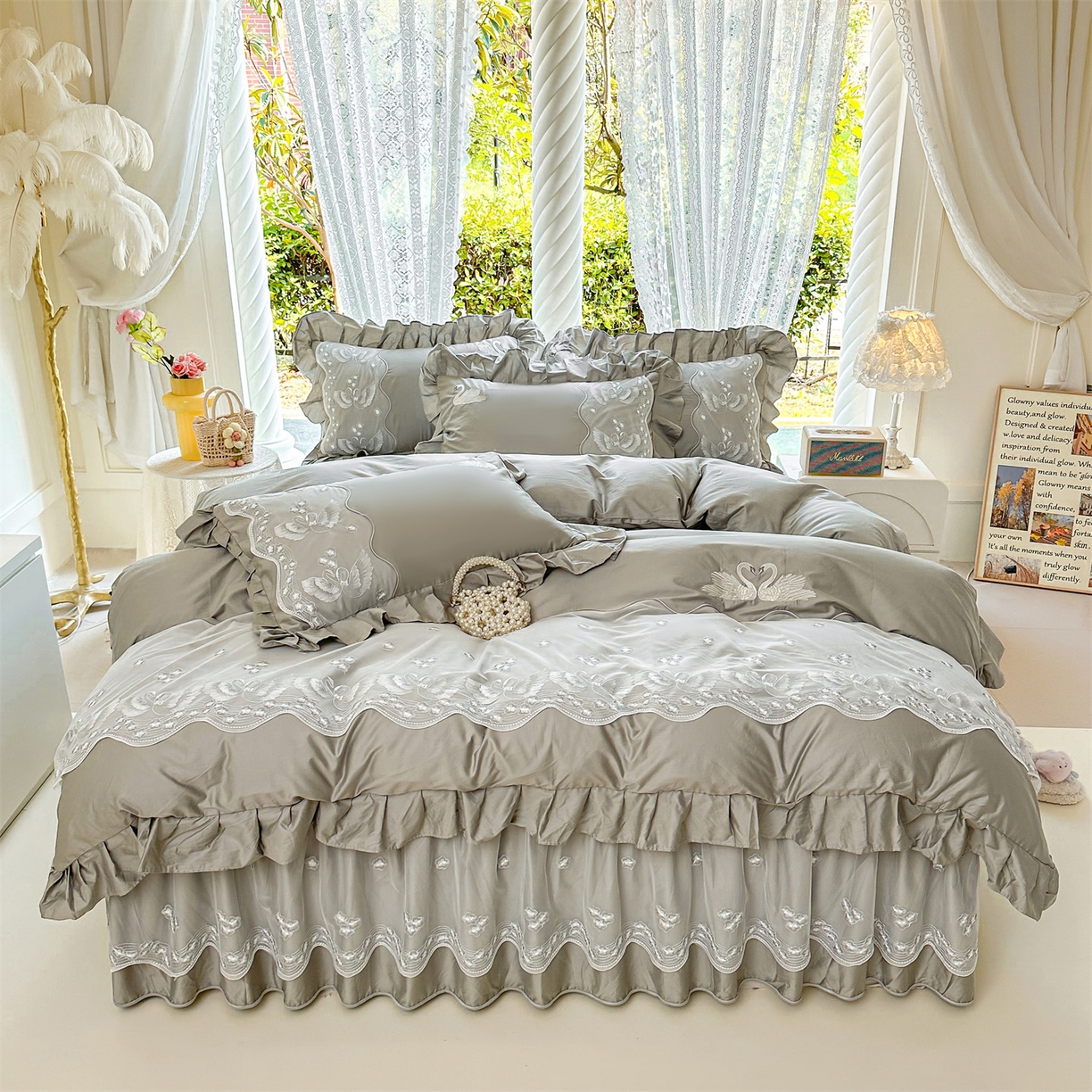 91家纺网 家纺一手货源 找家纺 宜凡家纺 2025新款长绒棉绣花夹棉床裙四件套--天鹅之吻系列 天鹅之吻-梦灰