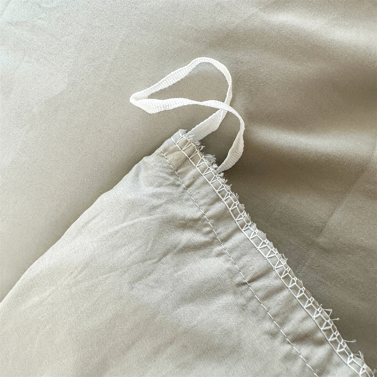 91家纺网 家纺一手货源 找家纺 宜凡家纺 2025新款长绒棉绣花夹棉床裙四件套--天鹅之吻系列 天鹅之吻-梦灰