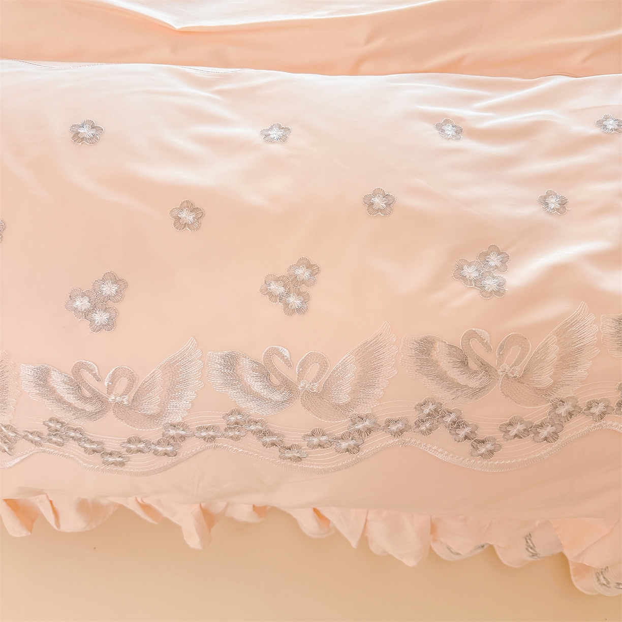 91家纺网 家纺一手货源 找家纺 宜凡家纺 2025新款长绒棉绣花夹棉床裙四件套--天鹅之吻系列 天鹅之吻-奶玉