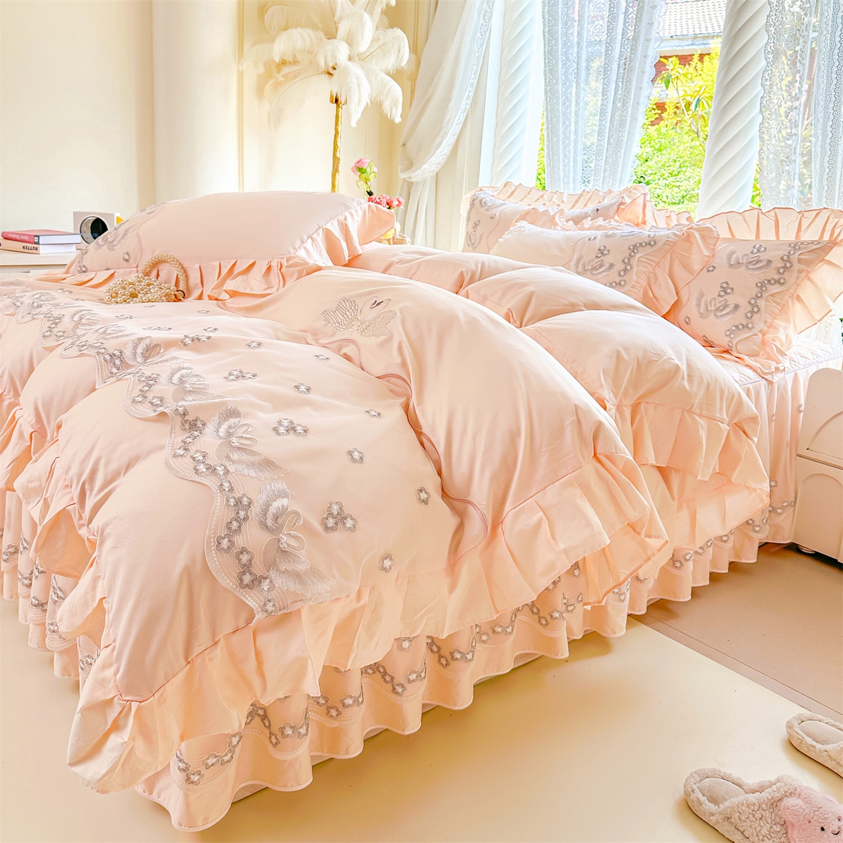 91家纺网 家纺一手货源 找家纺 宜凡家纺 2025新款长绒棉绣花夹棉床裙四件套--天鹅之吻系列 天鹅之吻-奶玉