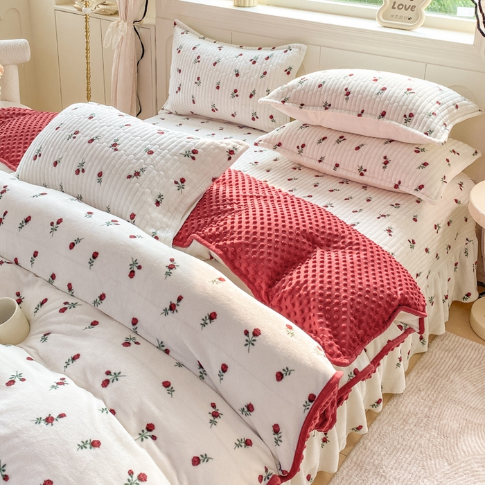 91家纺网 家纺一手货源 找家纺 （总）梦可莱家居 2025秋冬新品豆豆绒床盖大花边四件套