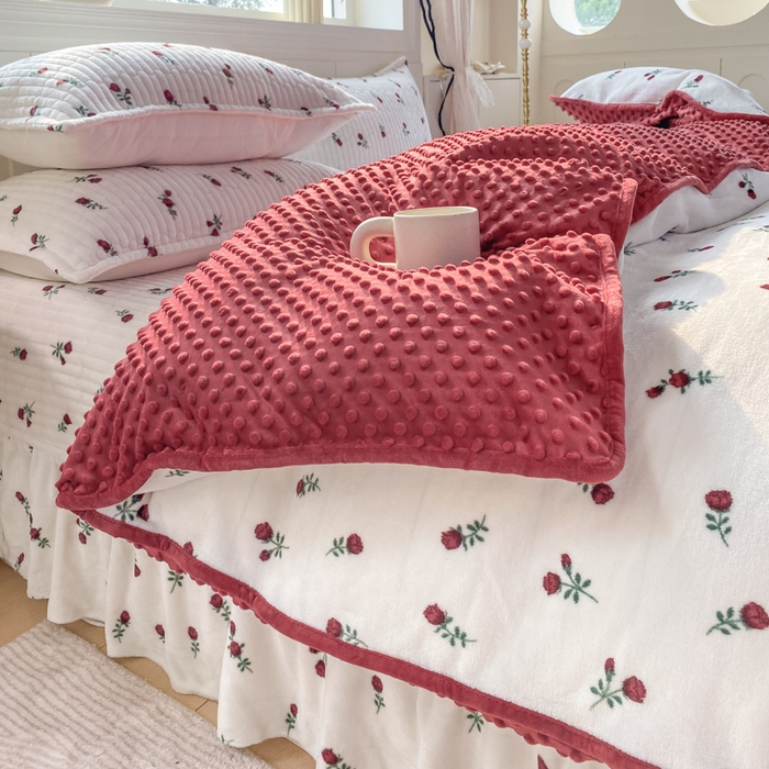 91家纺网 家纺一手货源 找家纺 （总）梦可莱家居 2025秋冬新品豆豆绒床盖大花边四件套