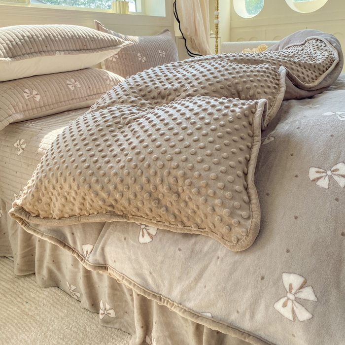 91家纺网 家纺一手货源 找家纺 （总）梦可莱家居 2025秋冬新品豆豆绒床盖大花边四件套