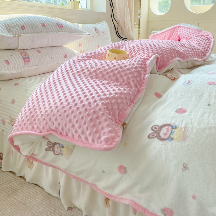 91家纺网 家纺一手货源 找家纺 （总）梦可莱家居 2025秋冬新品豆豆绒床盖大花边四件套