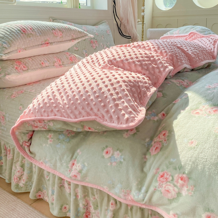 91家纺网 家纺一手货源 找家纺 （总）梦可莱家居 2025秋冬新品豆豆绒床盖大花边四件套