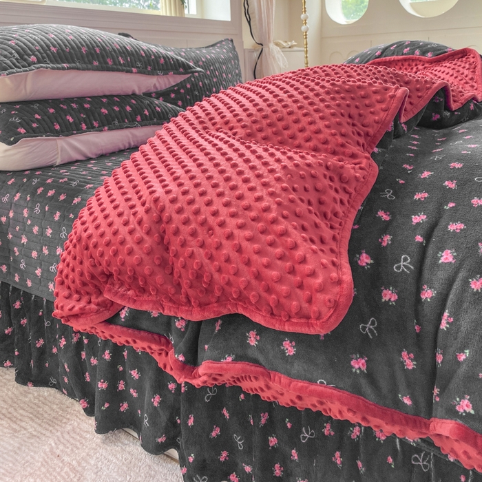 91家纺网 家纺一手货源 找家纺 （总）梦可莱家居 2025秋冬新品豆豆绒床盖大花边四件套