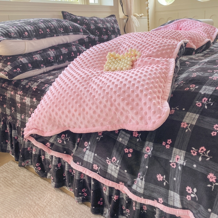 91家纺网 家纺一手货源 找家纺 （总）梦可莱家居 2025秋冬新品豆豆绒床盖大花边四件套