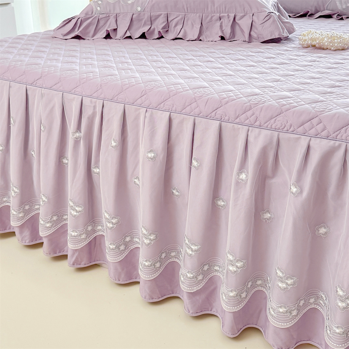 91家纺网 家纺一手货源 找家纺 （总）宜凡家纺 2025新款长绒棉绣花夹棉床裙三件套--天鹅之吻系列