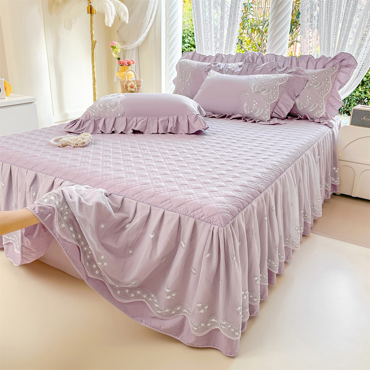 91家纺网 家纺一手货源 找家纺 （总）宜凡家纺 2025新款长绒棉绣花夹棉床裙三件套--天鹅之吻系列