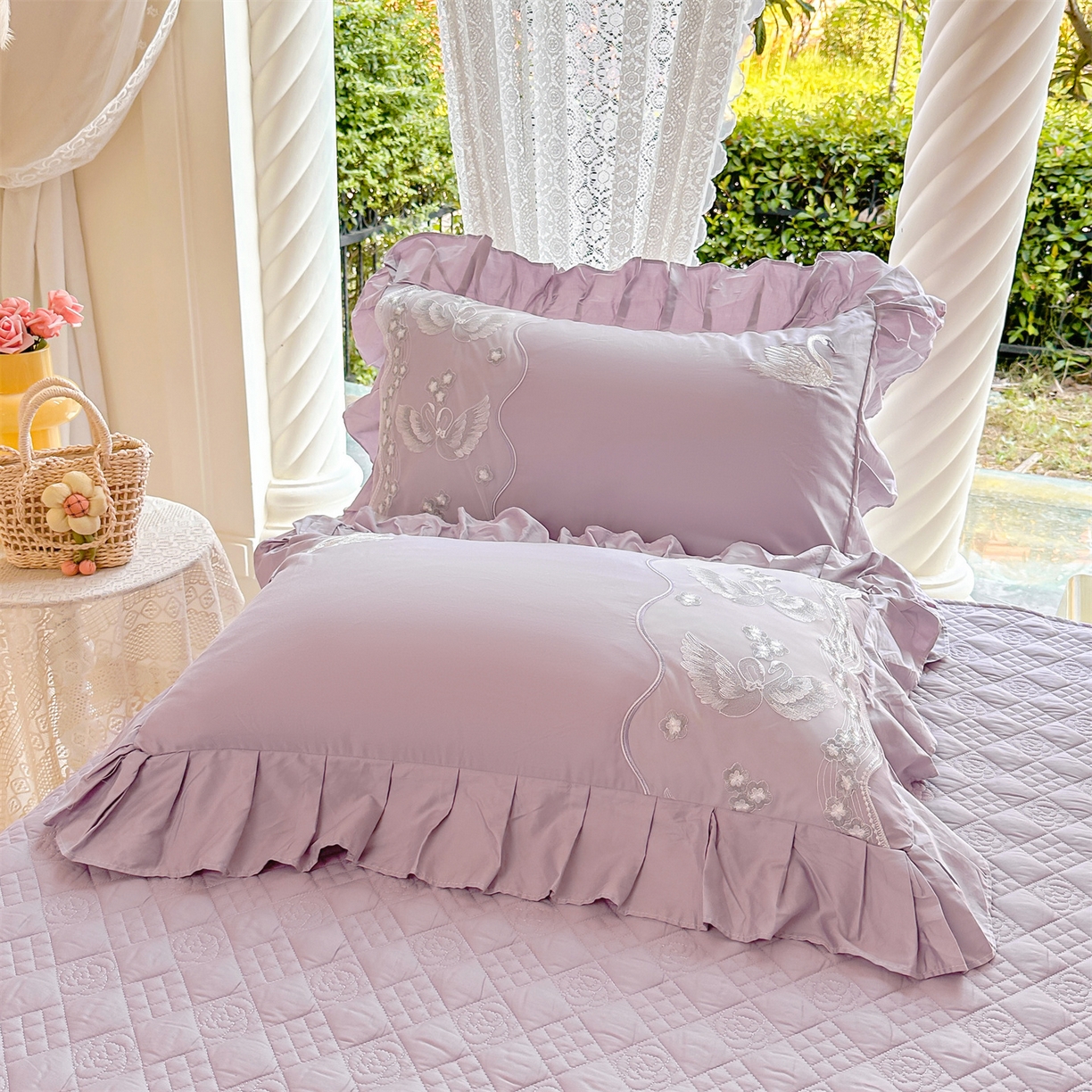 91家纺网 家纺一手货源 找家纺 （总）宜凡家纺 2025新款长绒棉绣花夹棉床裙三件套--天鹅之吻系列