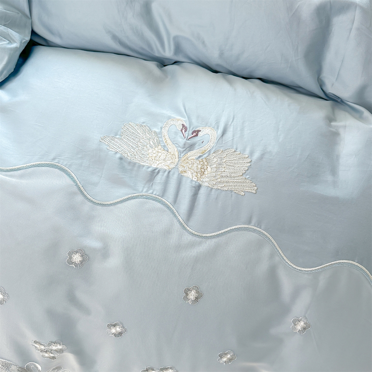 91家纺网 家纺一手货源 找家纺 宜凡家纺 2025新款长绒棉绣花夹棉床裙三件套--天鹅之吻系列 天鹅之吻-蔚蓝