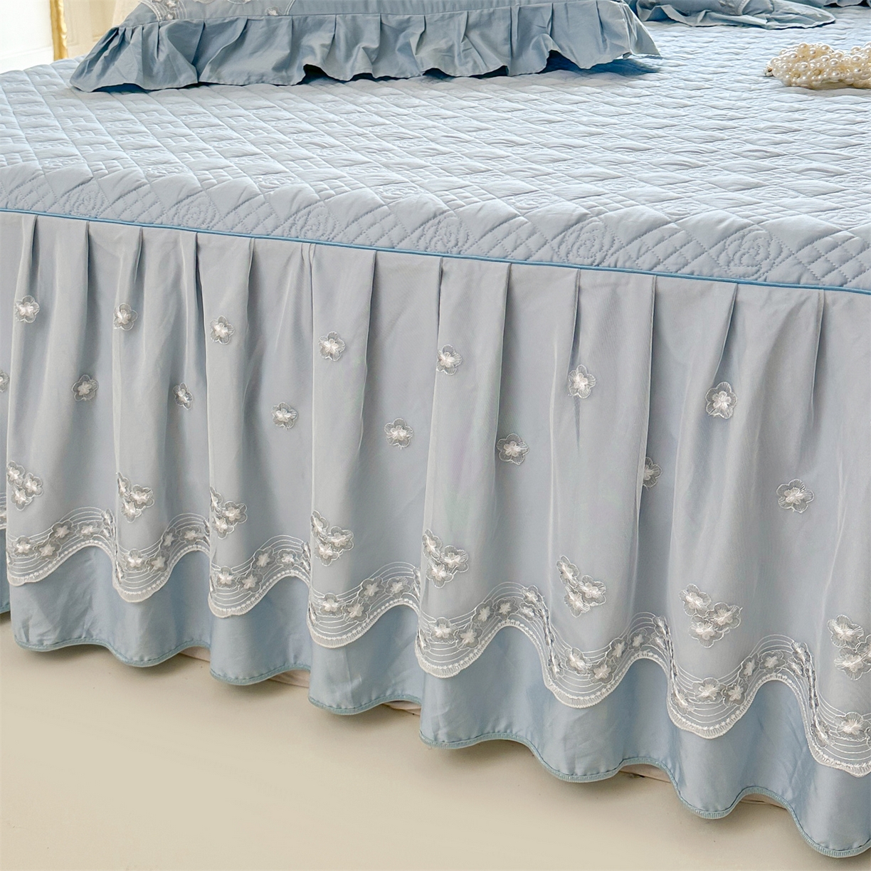 91家纺网 家纺一手货源 找家纺 宜凡家纺 2025新款长绒棉绣花夹棉床裙三件套--天鹅之吻系列 天鹅之吻-蔚蓝