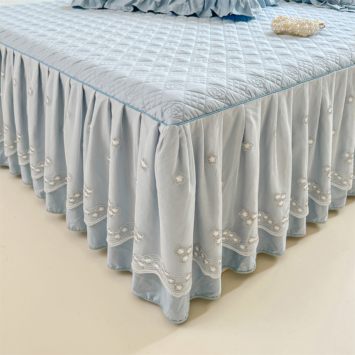 91家纺网 家纺一手货源 找家纺 宜凡家纺 2025新款长绒棉绣花夹棉床裙三件套--天鹅之吻系列 天鹅之吻-蔚蓝