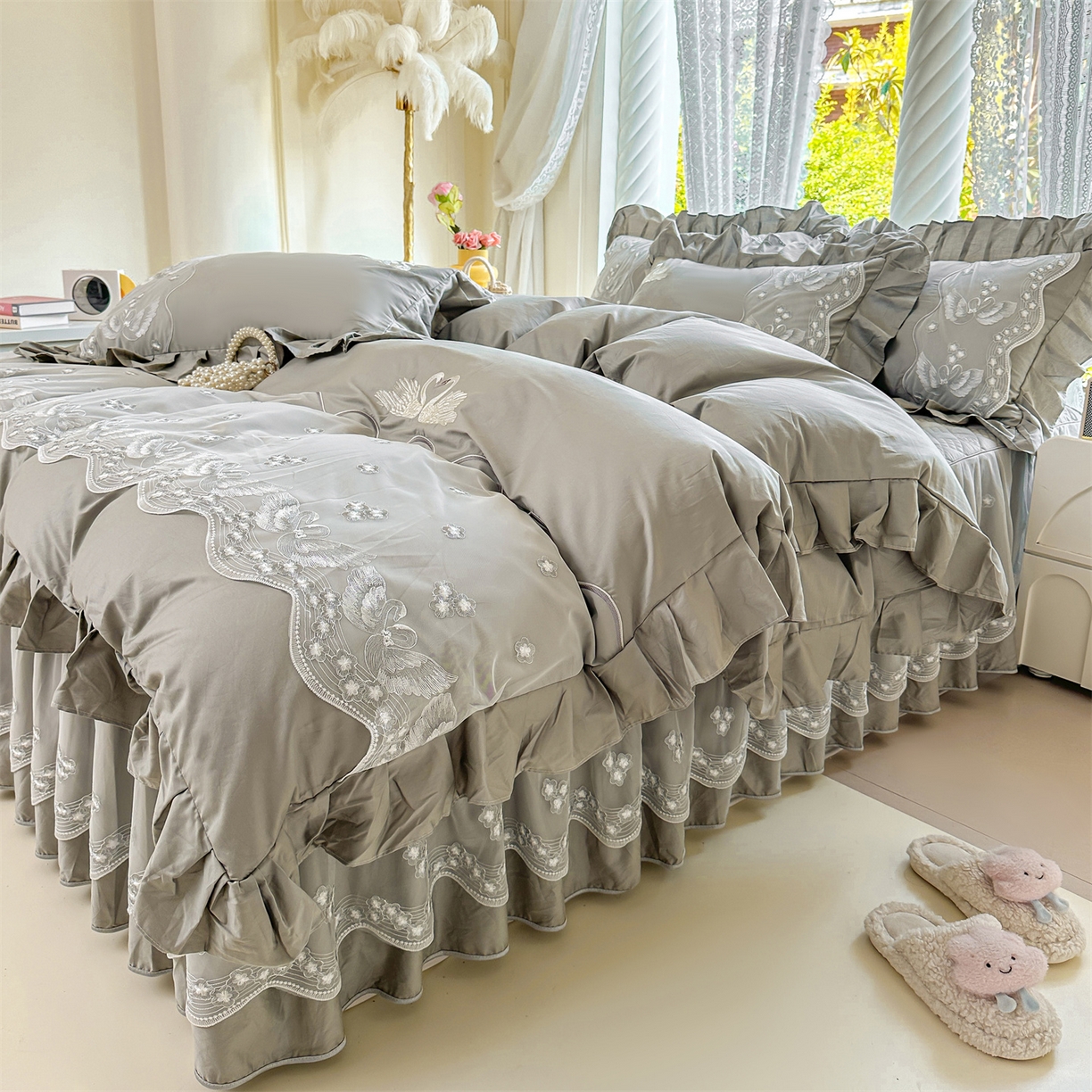 91家纺网 家纺一手货源 找家纺 宜凡家纺 2025新款长绒棉绣花夹棉床裙三件套--天鹅之吻系列 天鹅之吻-梦灰