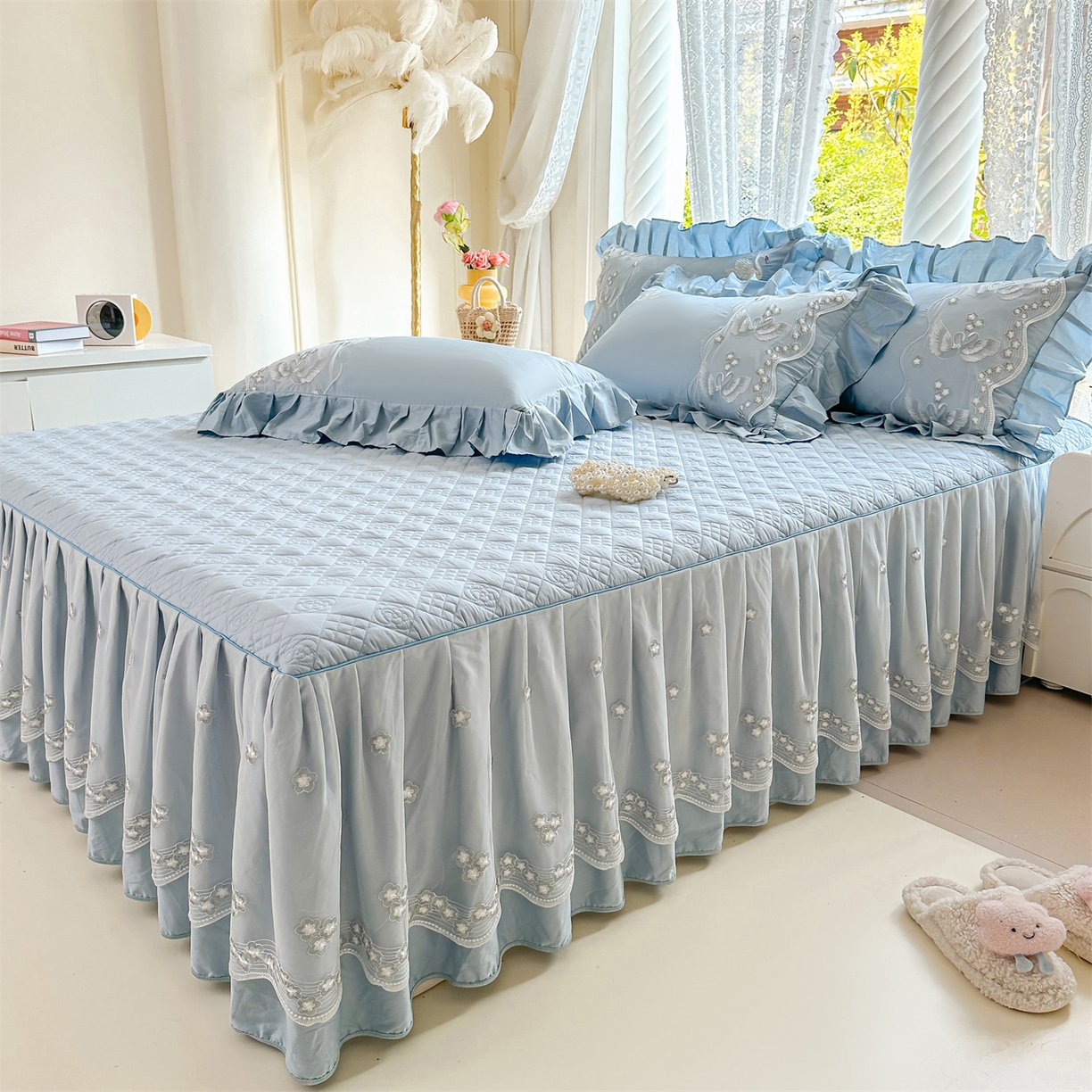 91家纺网 家纺一手货源 找家纺 宜凡家纺 2025新款长绒棉绣花夹棉床裙三件套--天鹅之吻系列 天鹅之吻-蔚蓝