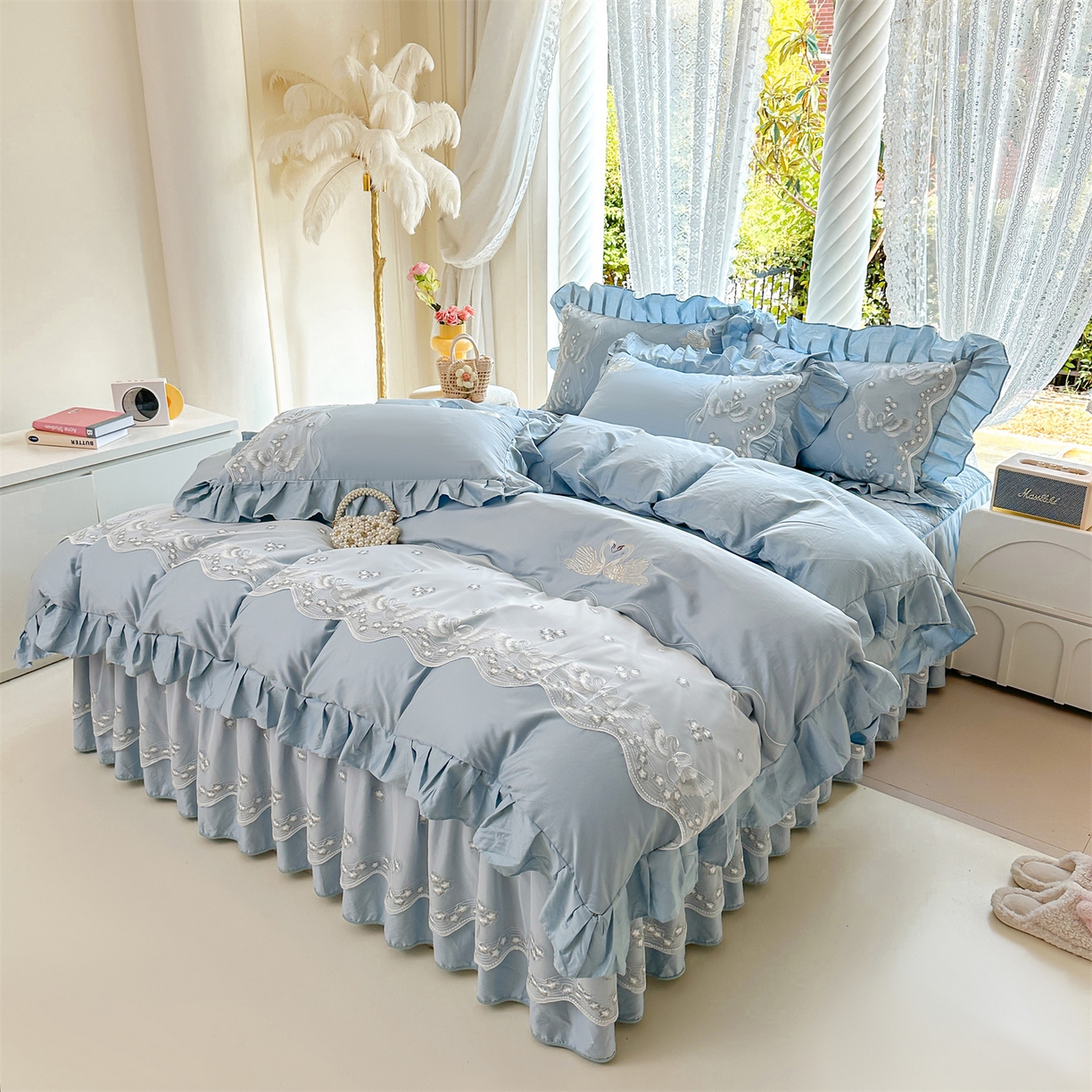 91家纺网 家纺一手货源 找家纺 宜凡家纺 2025新款长绒棉绣花夹棉床裙三件套--天鹅之吻系列 天鹅之吻-蔚蓝