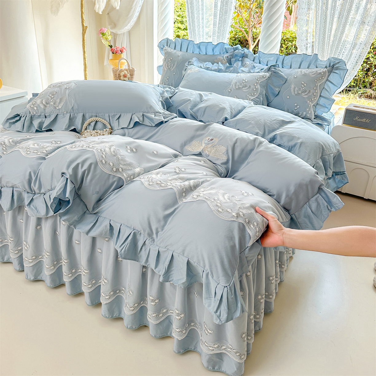 91家纺网 家纺一手货源 找家纺 宜凡家纺 2025新款长绒棉绣花夹棉床裙三件套--天鹅之吻系列 天鹅之吻-蔚蓝