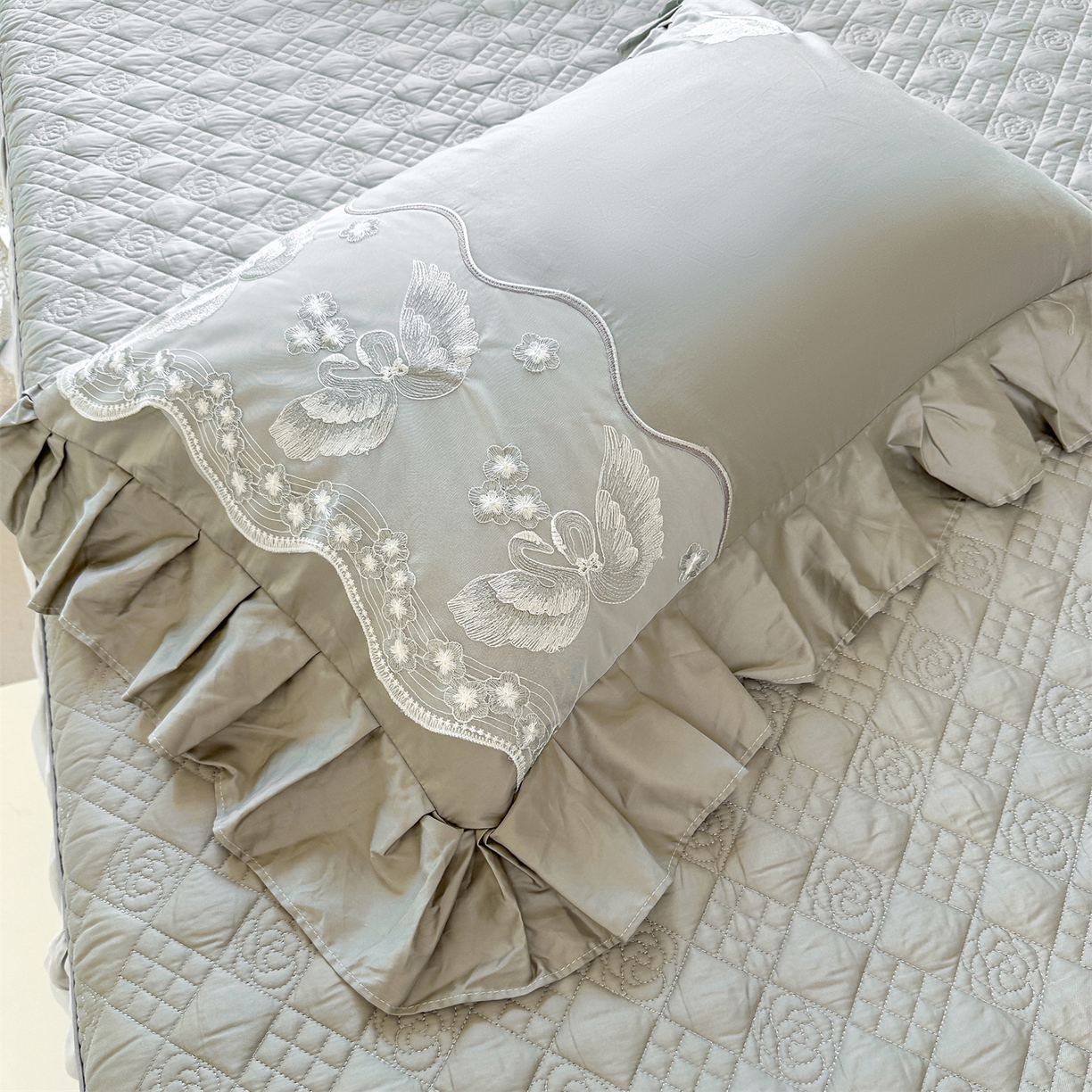 91家纺网 家纺一手货源 找家纺 宜凡家纺 2025新款长绒棉绣花夹棉床裙三件套--天鹅之吻系列 天鹅之吻-梦灰