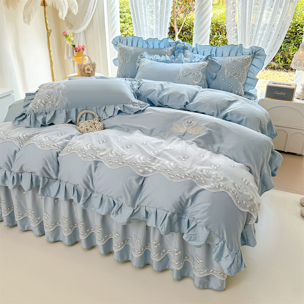 91家纺网 家纺一手货源 找家纺 宜凡家纺 2025新款长绒棉绣花夹棉床裙三件套--天鹅之吻系列 天鹅之吻-蔚蓝