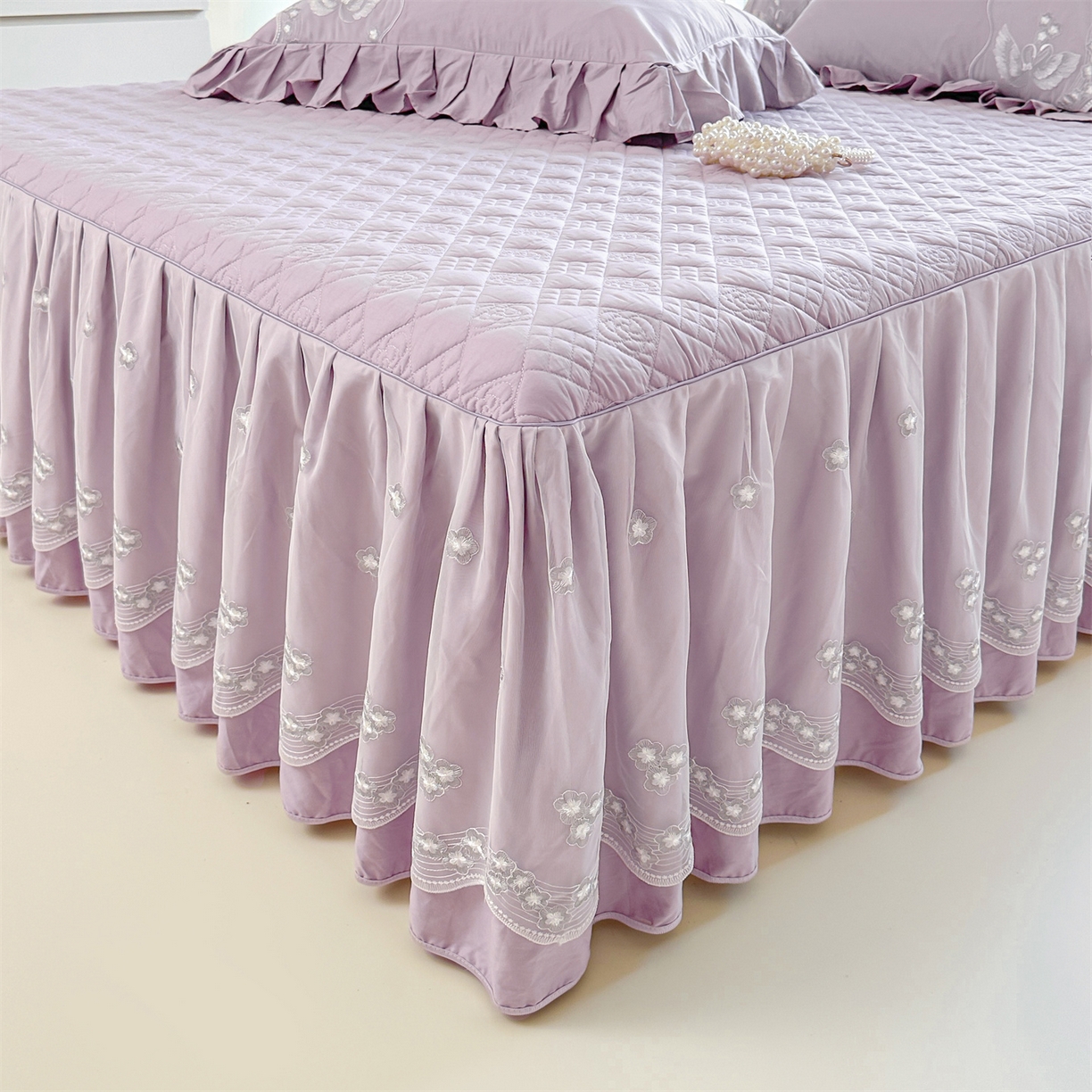 91家纺网 家纺一手货源 找家纺 （总）宜凡家纺 2025新款长绒棉绣花夹棉床裙三件套--天鹅之吻系列