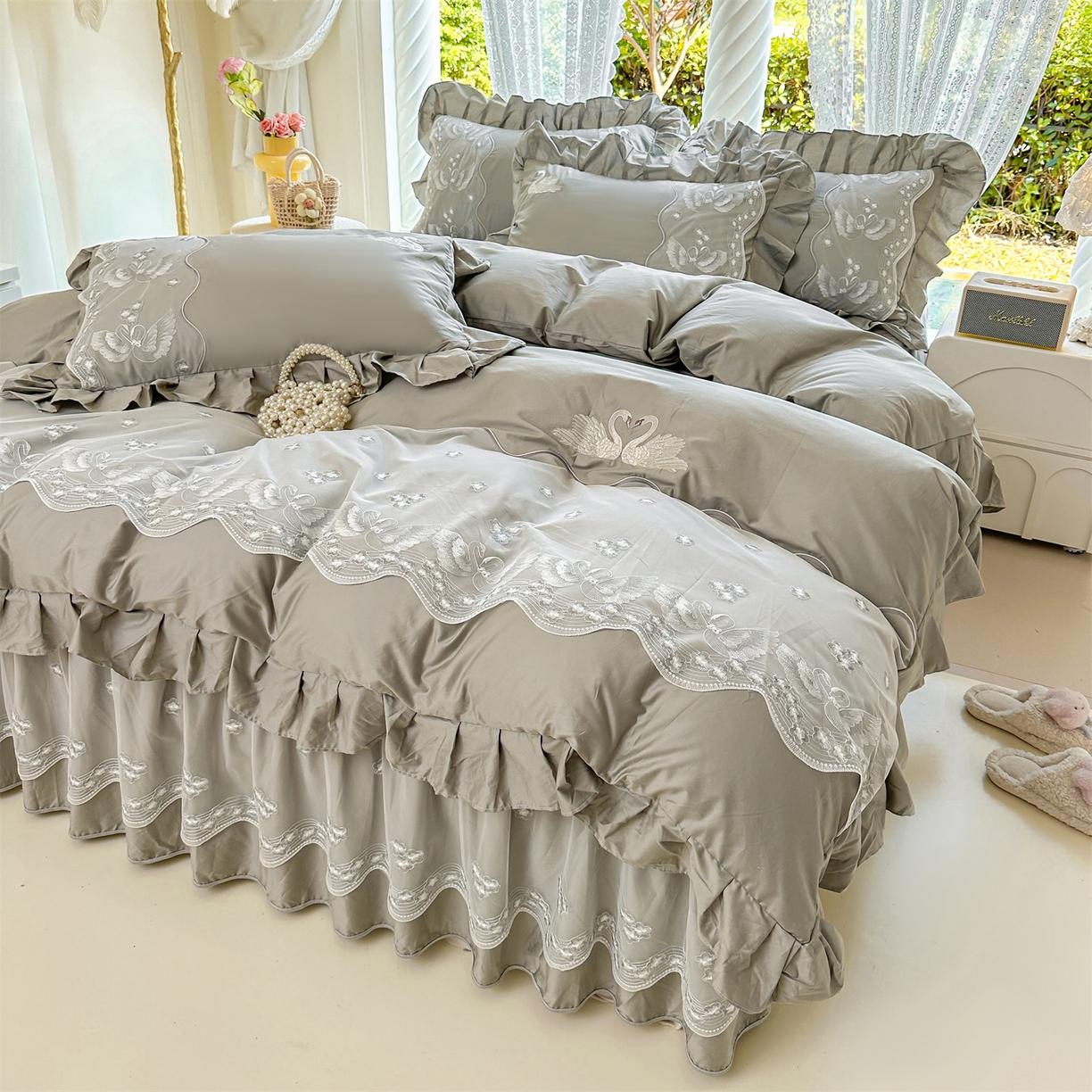 91家纺网 家纺一手货源 找家纺 宜凡家纺 2025新款长绒棉绣花夹棉床裙三件套--天鹅之吻系列 天鹅之吻-梦灰