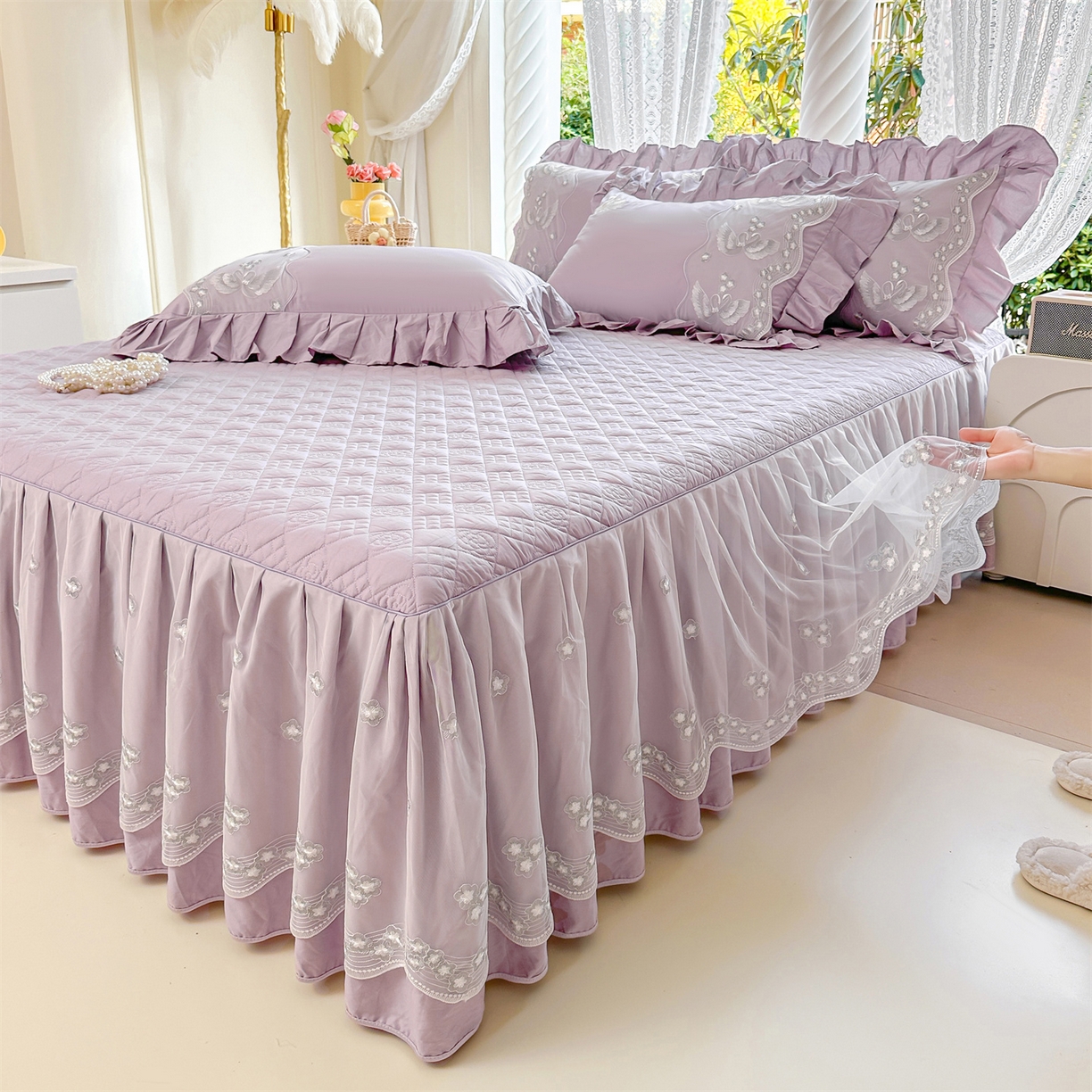 91家纺网 家纺一手货源 找家纺 宜凡家纺 2025新款长绒棉绣花夹棉床裙三件套--天鹅之吻系列 天鹅之吻-香芋紫