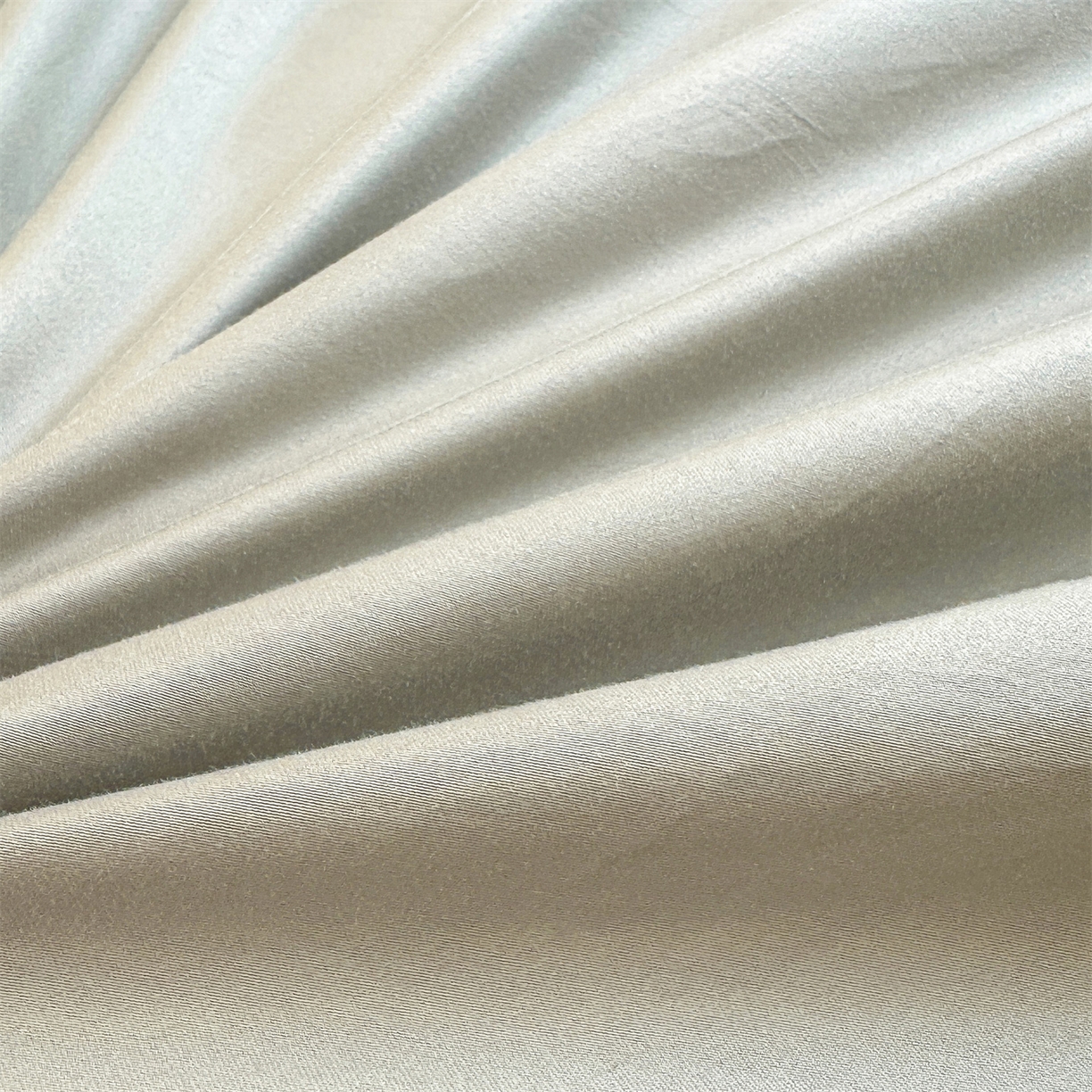 91家纺网 家纺一手货源 找家纺 宜凡家纺 2025新款长绒棉绣花夹棉床裙三件套--天鹅之吻系列 天鹅之吻-梦灰