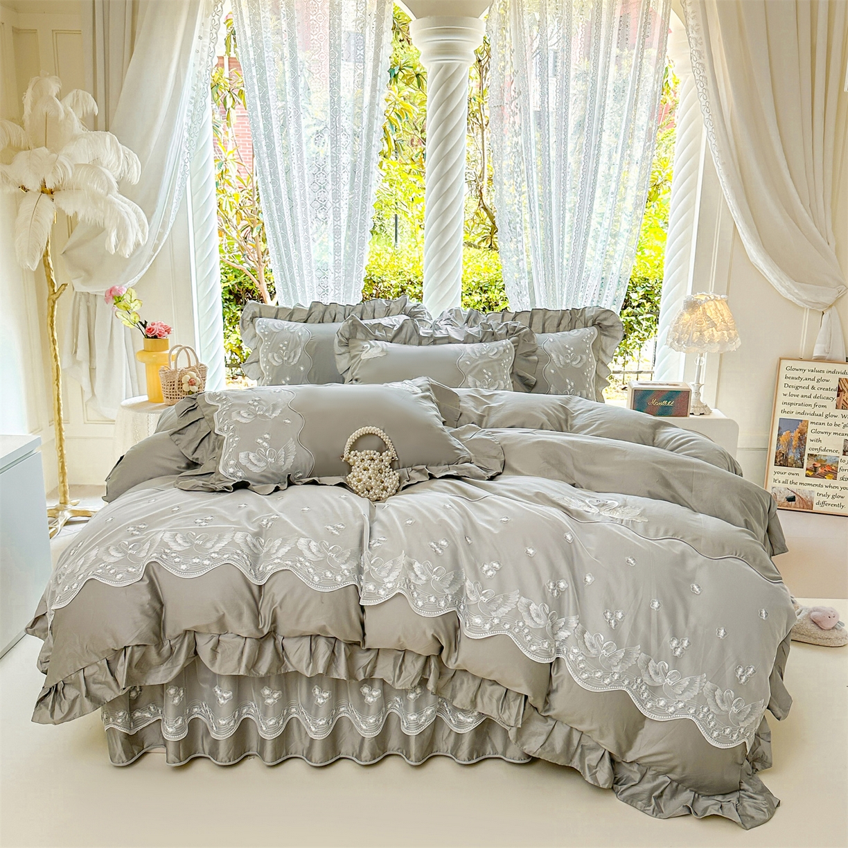 91家纺网 家纺一手货源 找家纺 宜凡家纺 2025新款长绒棉绣花夹棉床裙三件套--天鹅之吻系列 天鹅之吻-梦灰