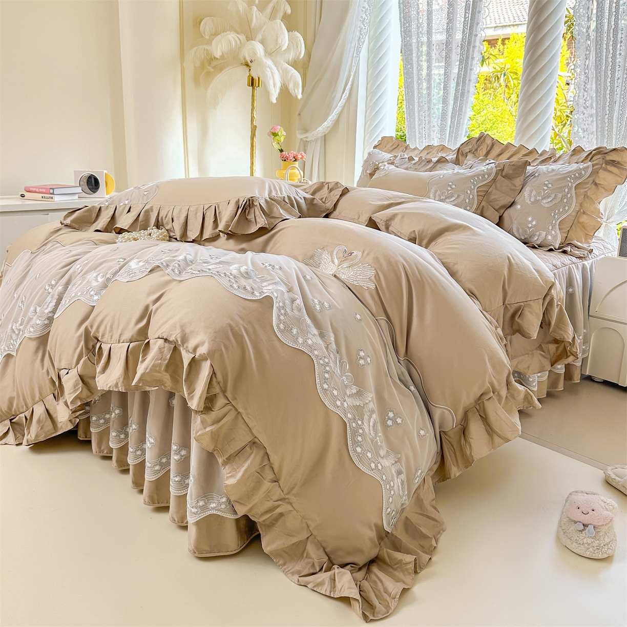 91家纺网 家纺一手货源 找家纺 宜凡家纺 2025新款长绒棉绣花夹棉床裙三件套--天鹅之吻系列 天鹅之吻-浅咖