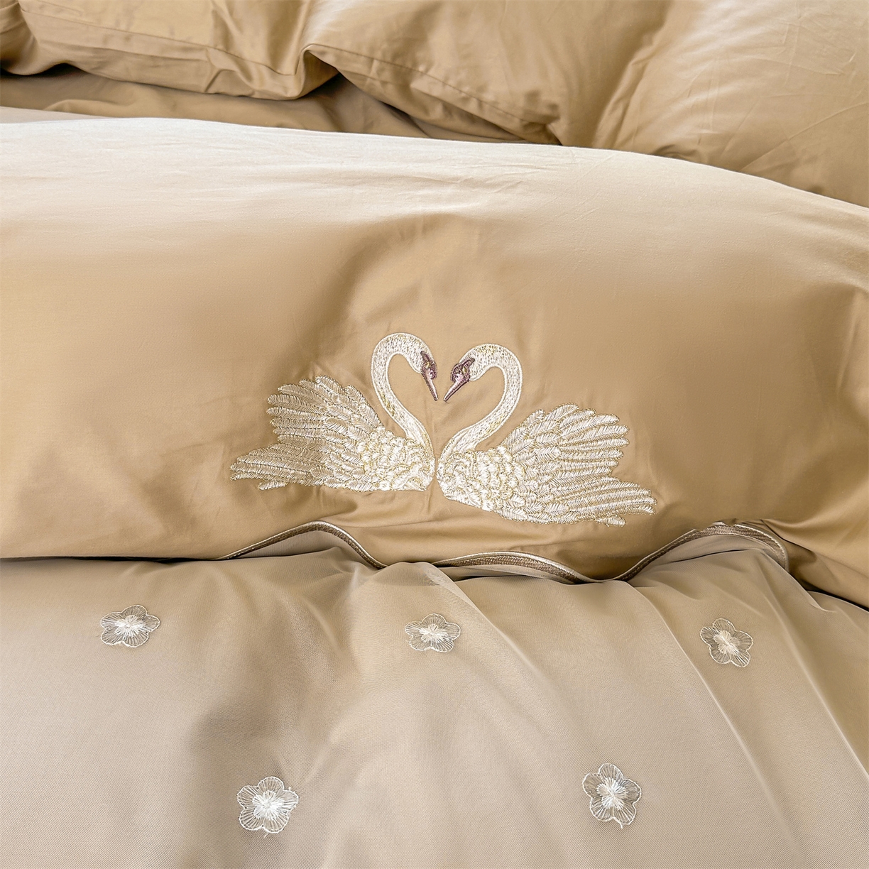 91家纺网 家纺一手货源 找家纺 宜凡家纺 2025新款长绒棉绣花夹棉床裙三件套--天鹅之吻系列 天鹅之吻-浅咖