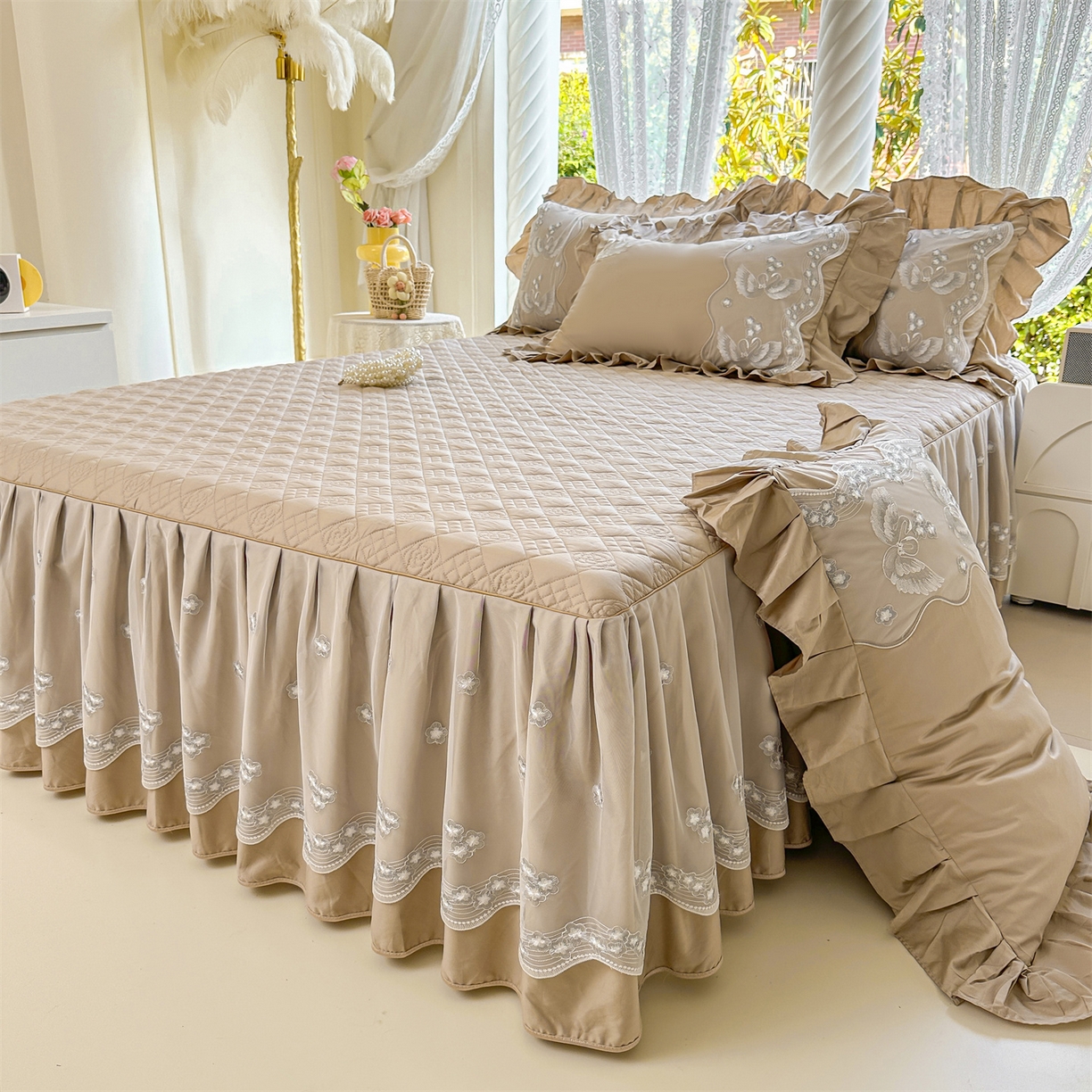 91家纺网 家纺一手货源 找家纺 宜凡家纺 2025新款长绒棉绣花夹棉床裙三件套--天鹅之吻系列 天鹅之吻-浅咖