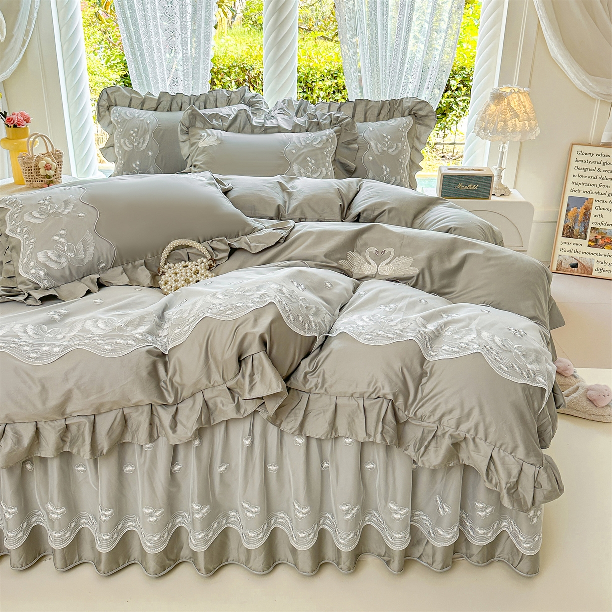 91家纺网 家纺一手货源 找家纺 宜凡家纺 2025新款长绒棉绣花夹棉床裙三件套--天鹅之吻系列 天鹅之吻-梦灰