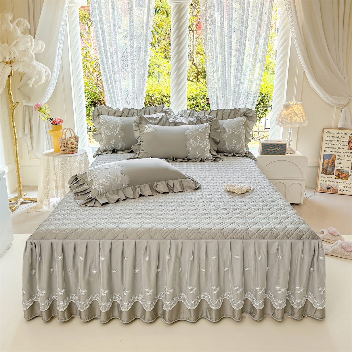 91家纺网 家纺一手货源 找家纺 宜凡家纺 2025新款长绒棉绣花夹棉床裙三件套--天鹅之吻系列 天鹅之吻-梦灰