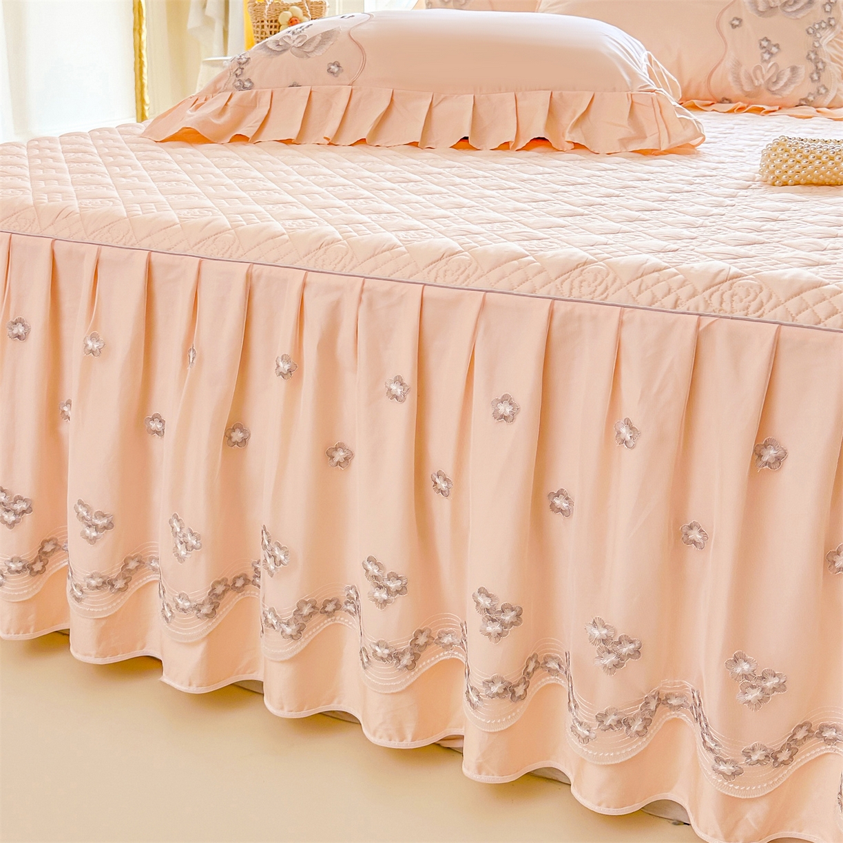 91家纺网 家纺一手货源 找家纺 宜凡家纺 2025新款长绒棉绣花夹棉床裙三件套--天鹅之吻系列 天鹅之吻-奶玉