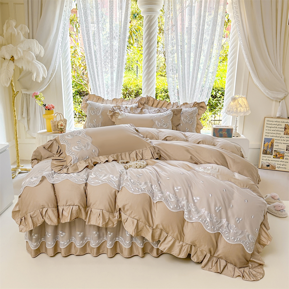 91家纺网 家纺一手货源 找家纺 宜凡家纺 2025新款长绒棉绣花夹棉床裙三件套--天鹅之吻系列 天鹅之吻-浅咖