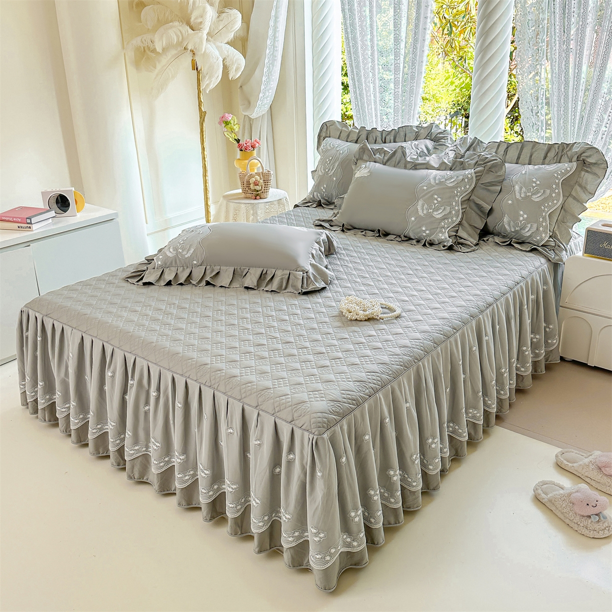 宜凡家纺 2025新款长绒棉绣花夹棉床裙三件套--天鹅之吻系列 天鹅之吻-梦灰