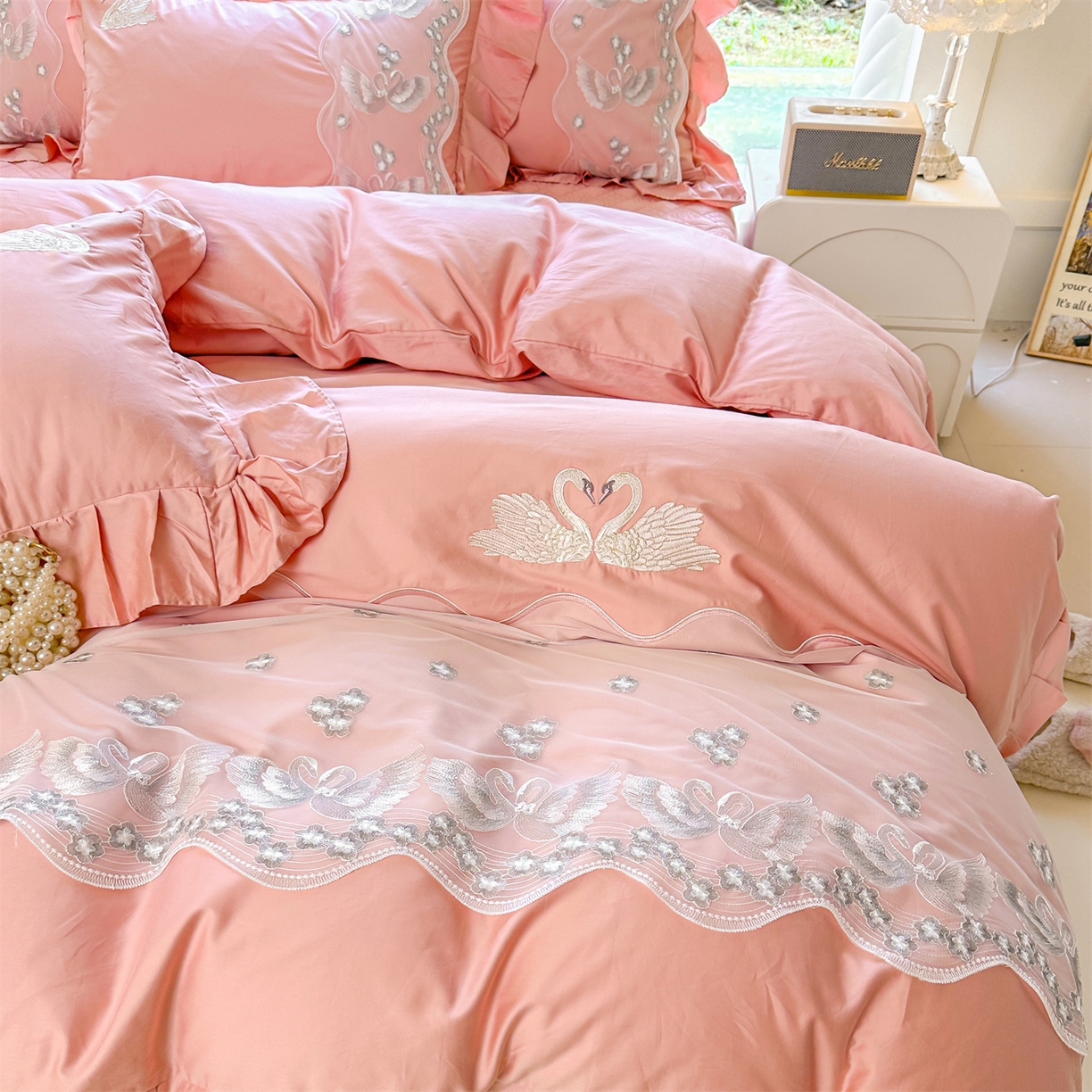 91家纺网 家纺一手货源 找家纺 宜凡家纺 2025新款长绒棉绣花夹棉床裙三件套--天鹅之吻系列 天鹅之吻-蜜粉