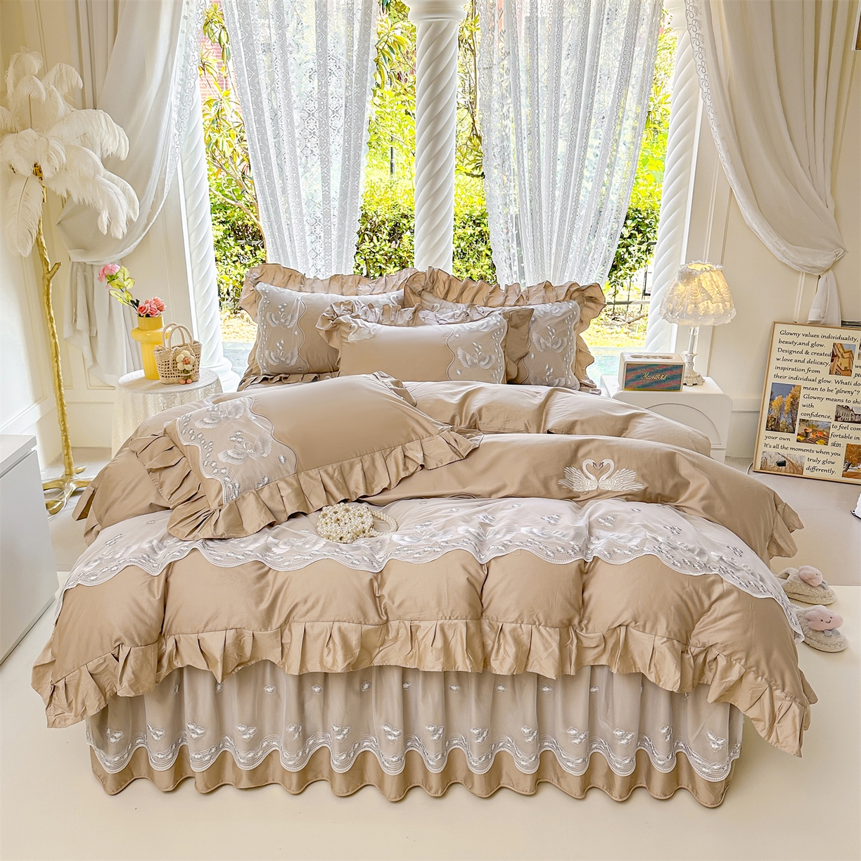 91家纺网 家纺一手货源 找家纺 宜凡家纺 2025新款长绒棉绣花夹棉床裙三件套--天鹅之吻系列 天鹅之吻-浅咖